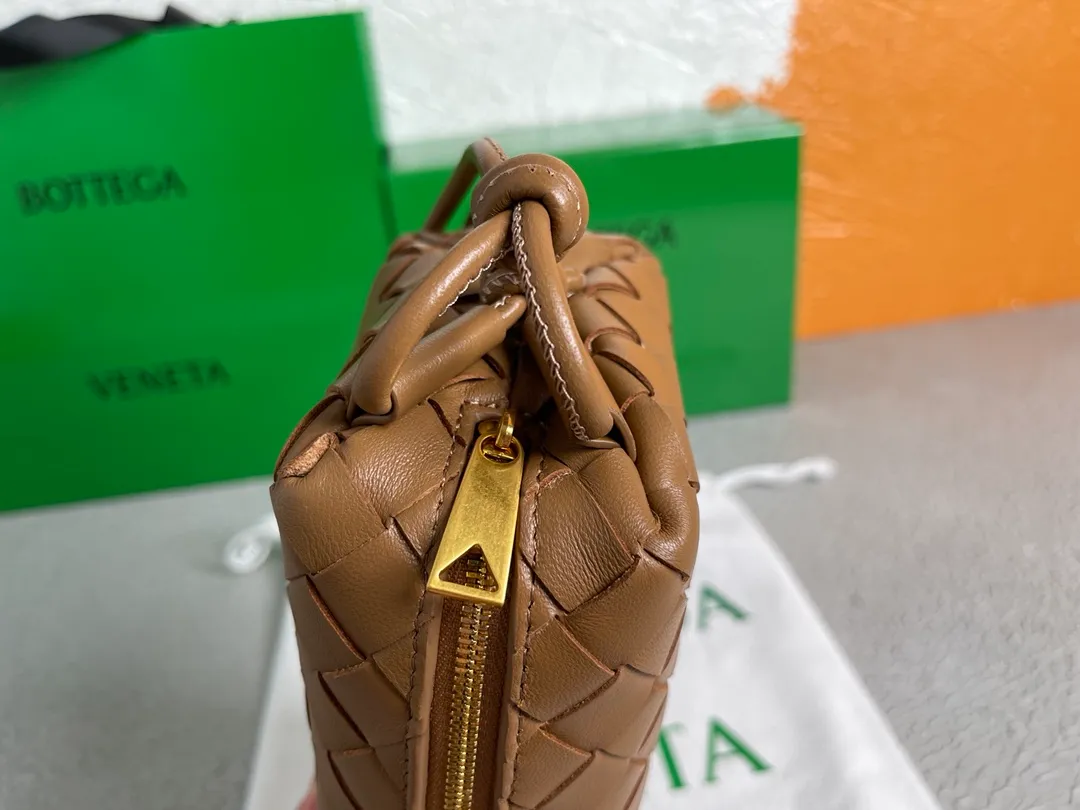 Batch 1160 BOTTEGA VENETA/Bottega 2021 new women's POUCH crossbody bag clutch, lntfecciato woven leather crossbody mini handbag, single internal open pocket, zipper closure, computer embroidered leather shoulder strap can be adjusted in length, model: 9896 Color: caramel Origin: Italy Size: 17*12*8